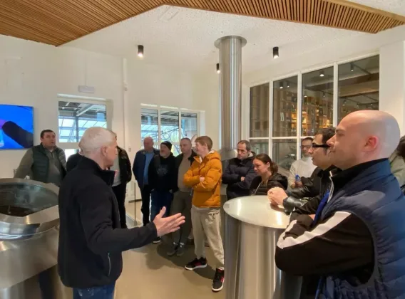 Mensen luisteren naar toespraak