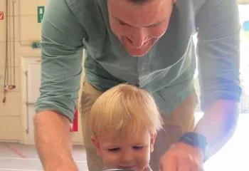 Man met kind en wagentje