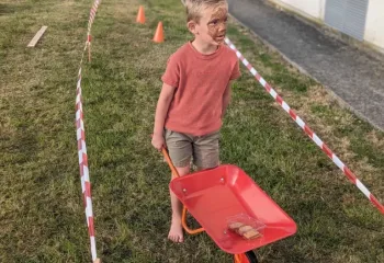 Jongetje met kruiwagen