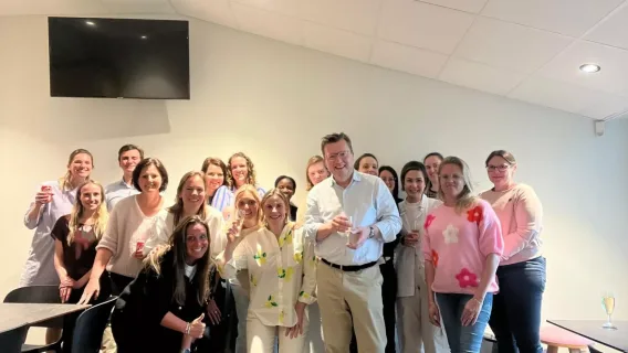 Groep mensen klinken