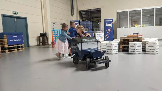 Kindjes spelen wagentje